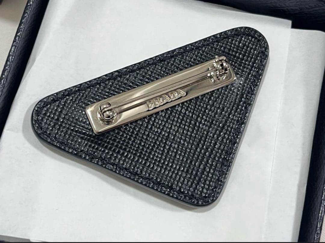 PRADA ブラックレザーブローチ