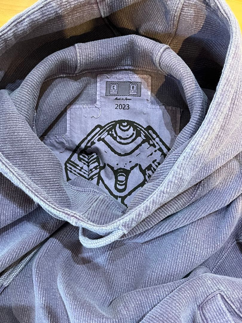 【CAVEMPT C.E/シーイー】フード付きパーカー ロゴパッチ付き