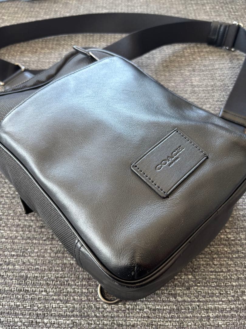 近年モデル 極美品コーチ COACH メンズ ボディバッグ レザー 斜め掛け 黒