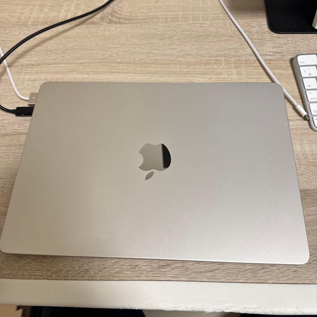 Apple Macbook Air M2モデル　スターライト