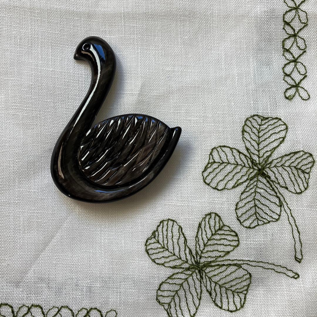 Sally Scott 黒鳥 水牛の角 ブローチ