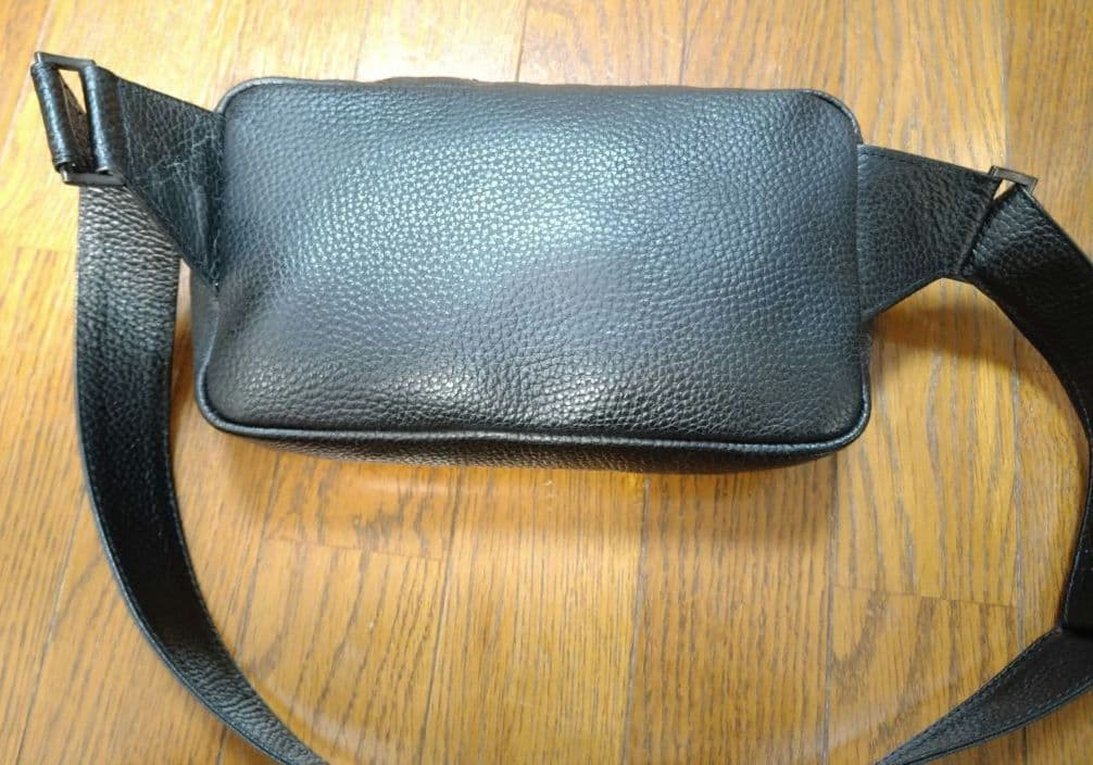 ☆美品☆HushTug ボディバッグ 本革 レザー ブラック 黒 シンプル