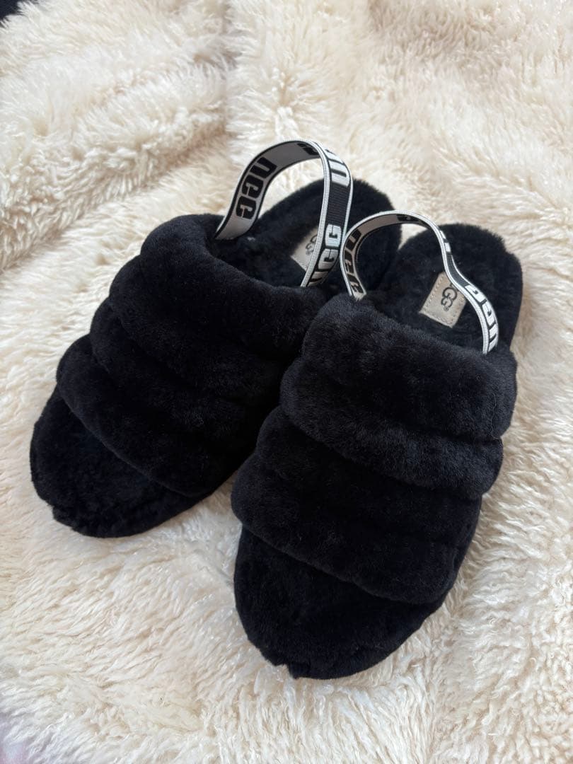 UGG ファーサンダル　黒