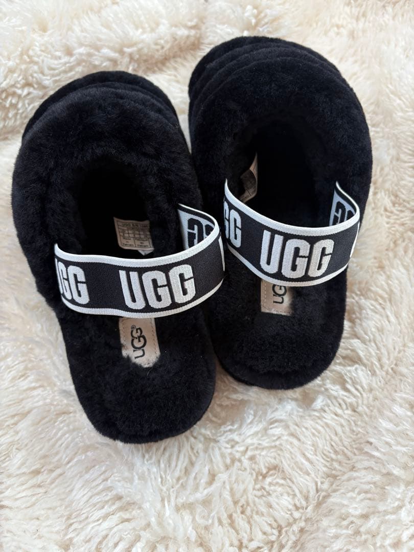 UGG ファーサンダル　黒
