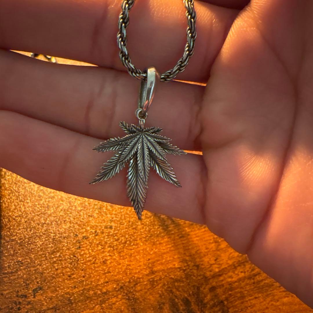 AVALANCHE マリファナリーフ ネックレス