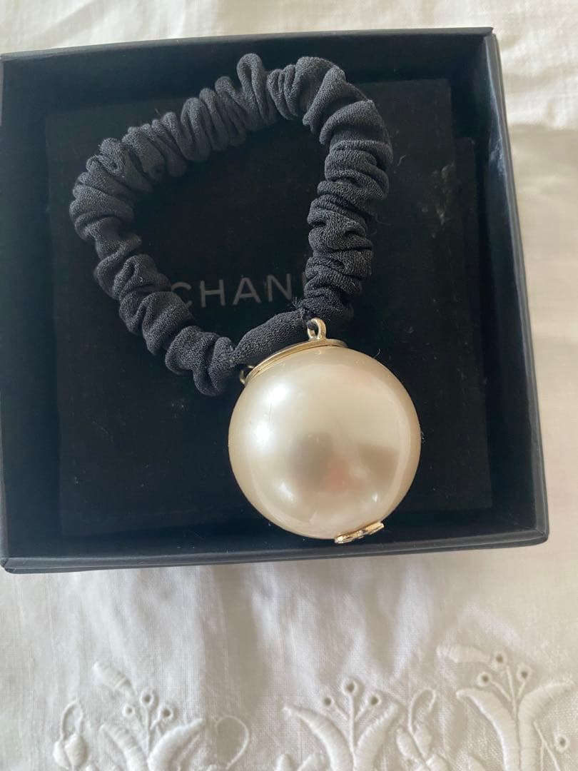 CHANEL パール付きヘアシュシュ