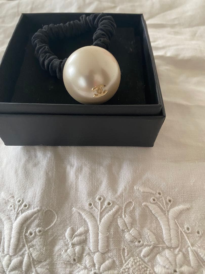 CHANEL パール付きヘアシュシュ