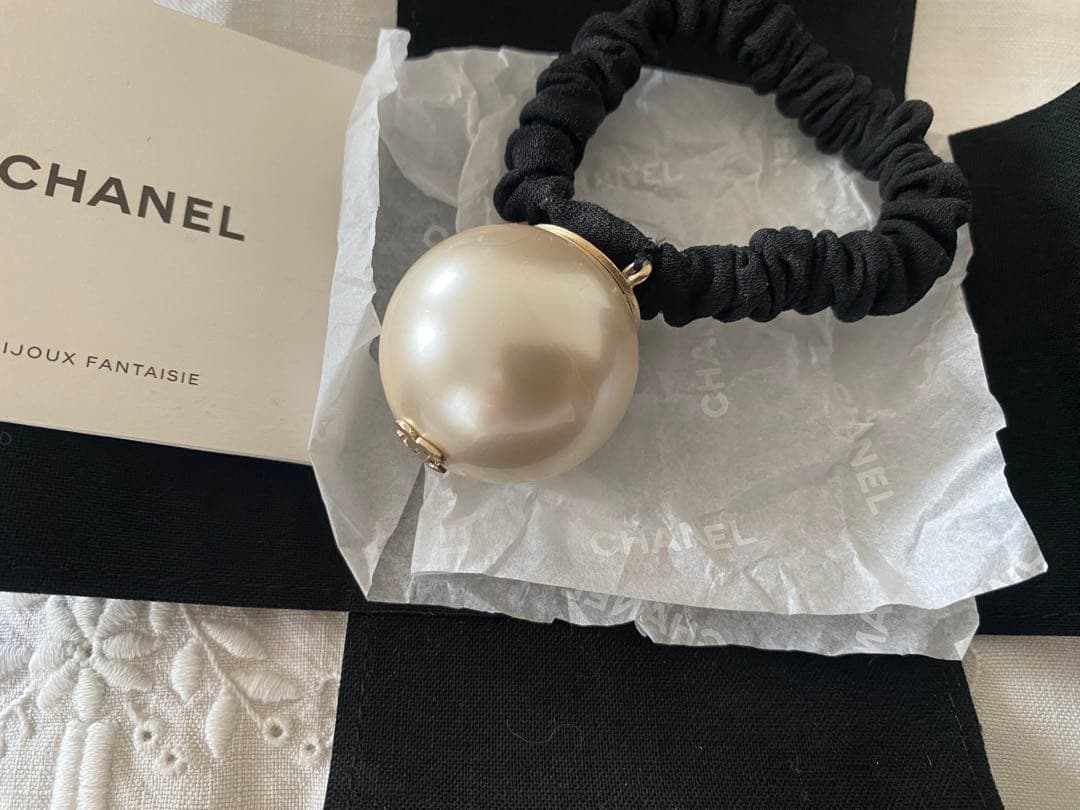 CHANEL パール付きヘアシュシュ