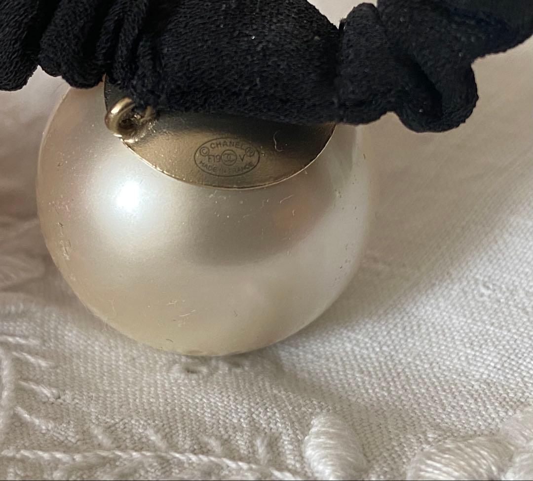 CHANEL パール付きヘアシュシュ