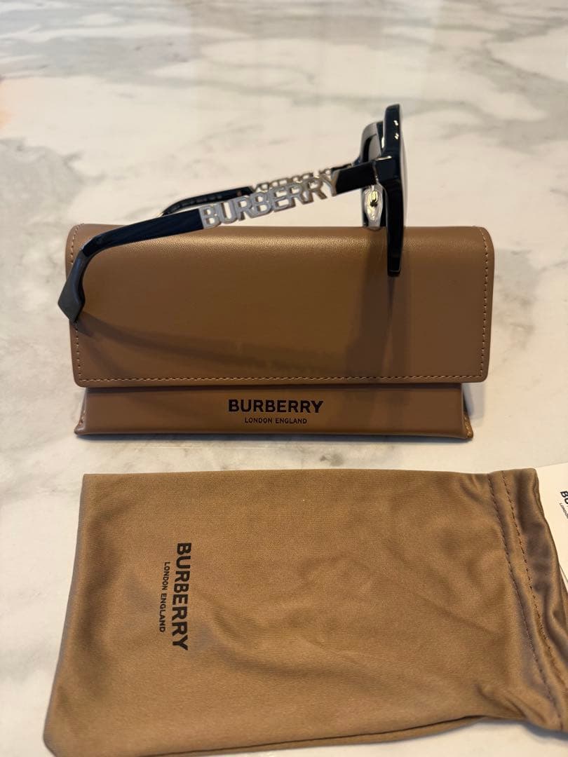 BURBERRY バーバリースクエア サングラス