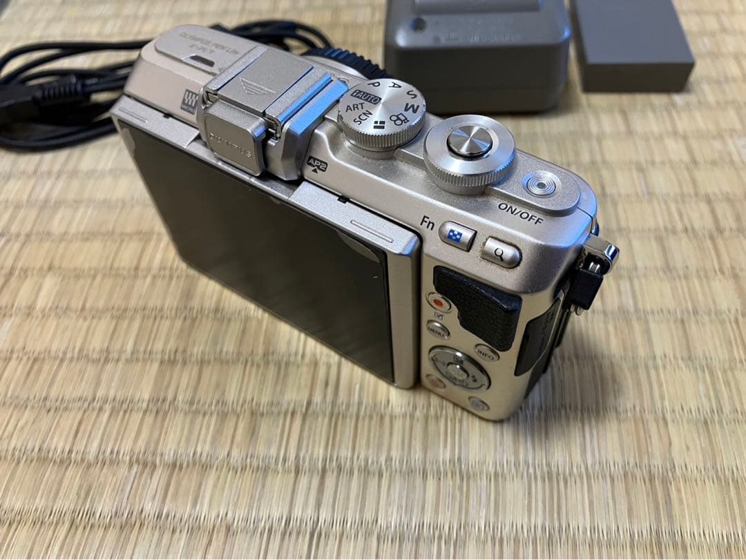 KRGMOLYMPUS PEN Lite E-PL7ボディシルバーレンズ無