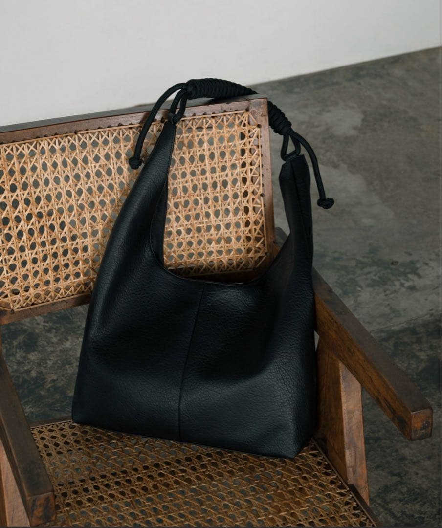 新品 LURAKU シンセティックレザーロープハンドルバッグ