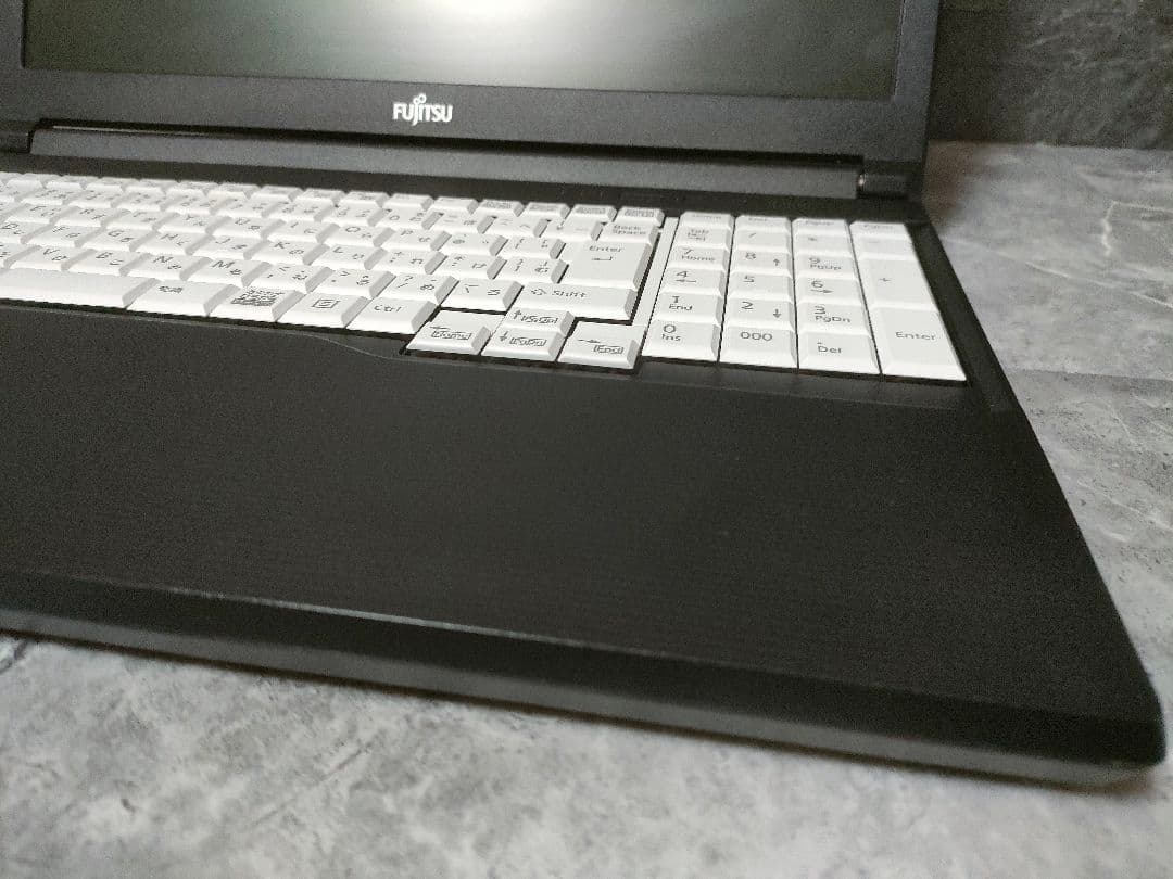 美品 FUJITSU 第10世代 メモリ16GB 新品SSD256GB