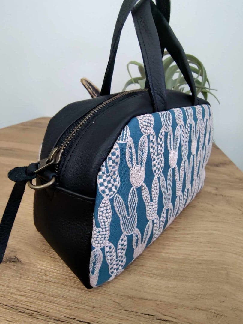 ミナペルホネン/pomppiaポンピアブルー/ラウンドボストンブラック本革