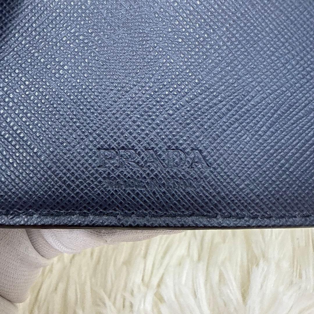 ✨美品✨プラダ マネークリップ 札入れ サフィアーノレザー ロゴ金具 ネイビー