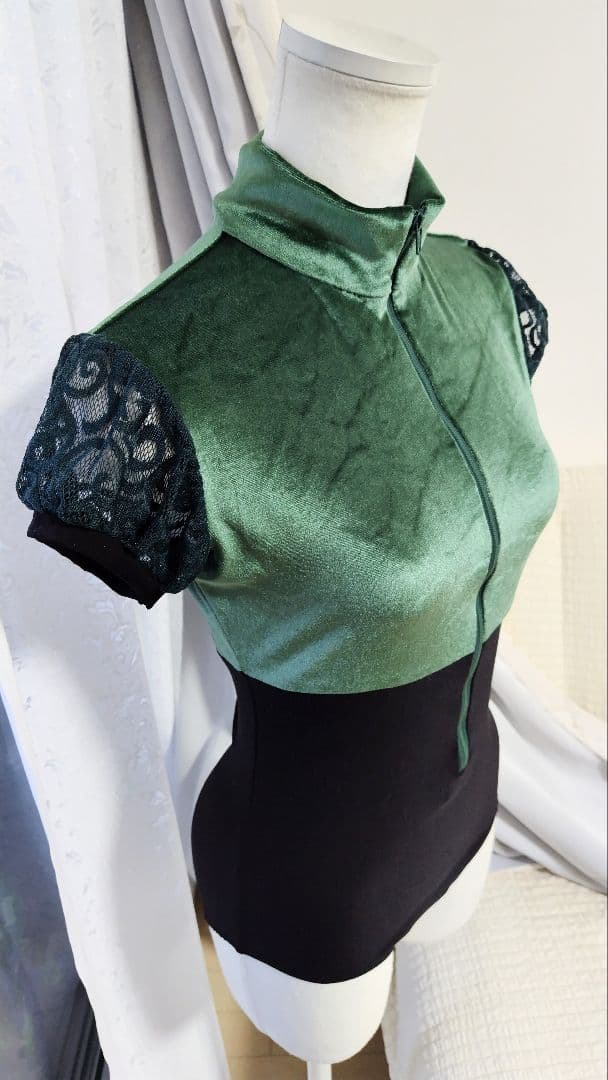 M～Ⅼ／深緑が落ち着いた雰囲気を醸し出す、エレガントなベロアファスナーレオタード