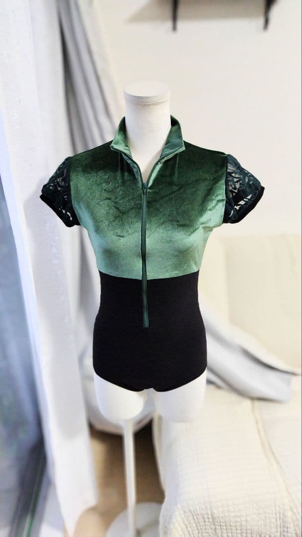 M～Ⅼ／深緑が落ち着いた雰囲気を醸し出す、エレガントなベロアファスナーレオタード