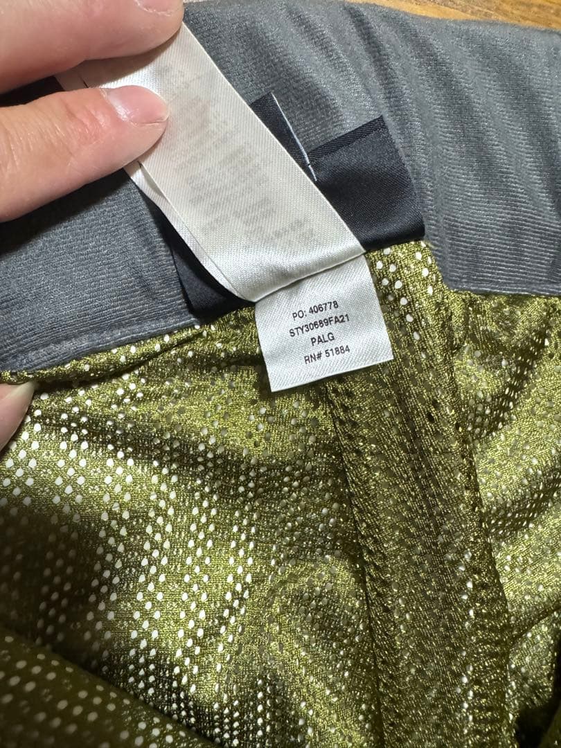 Patagonia オリーブグリーン スノーボードパンツ