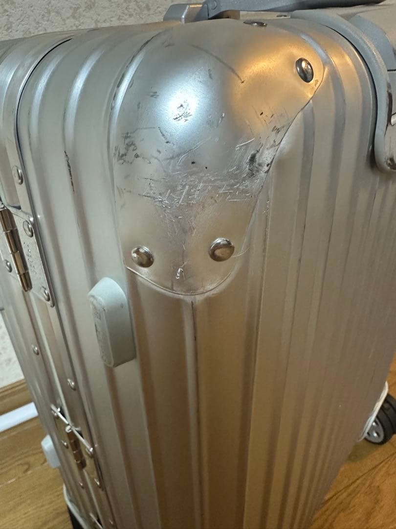 【RIMOWA】リモワ35Ｌ機内持込可スーツケース【オリジナルキャビンシルバー】