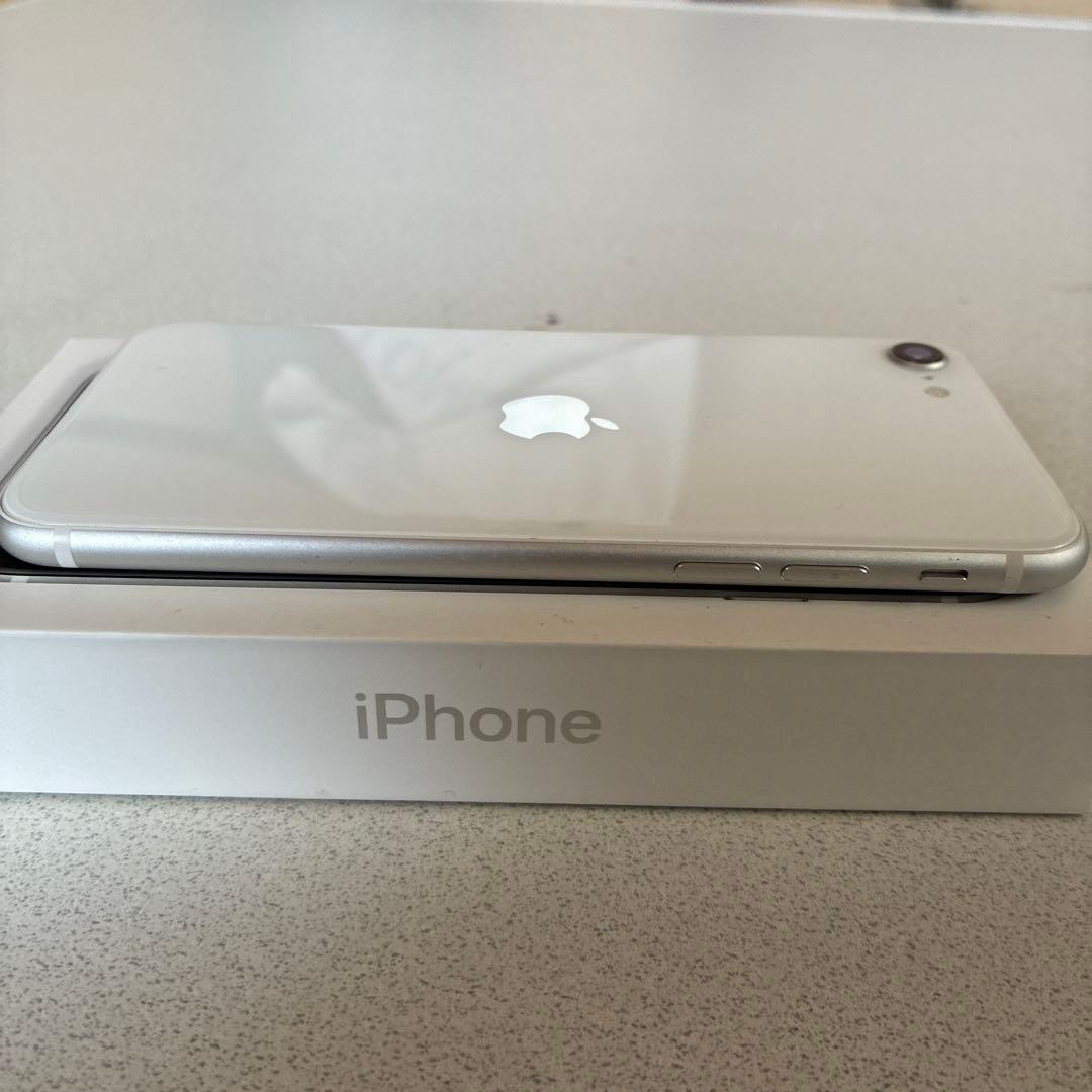 Apple iPhone SE (第２世代) ホワイト64㎇