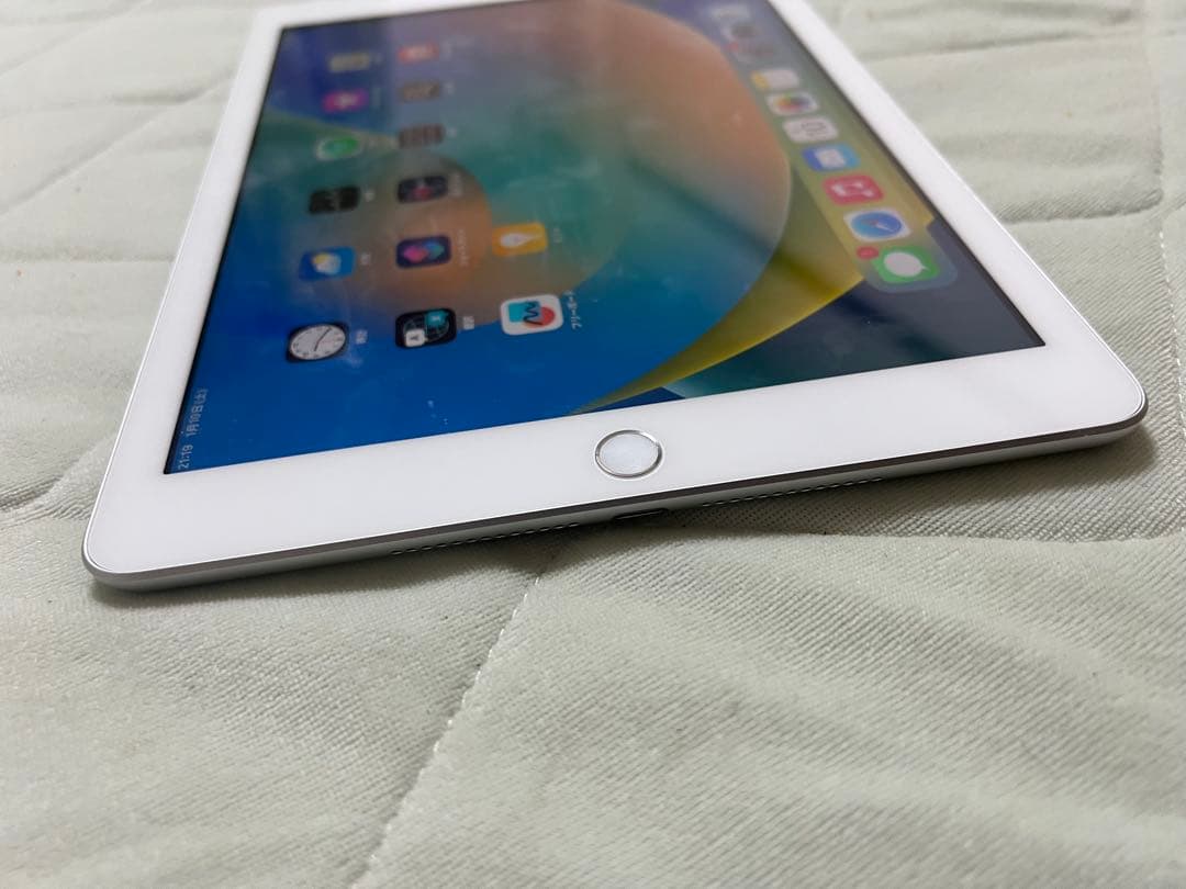 Apple iPad (第５世代) Wi-Fi + Cellular 32GB