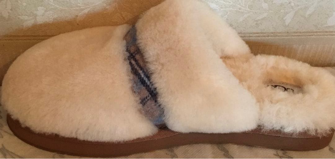 US限定！UGGアグ　スライドサンダル　シープスキン　メタルロゴ　新品