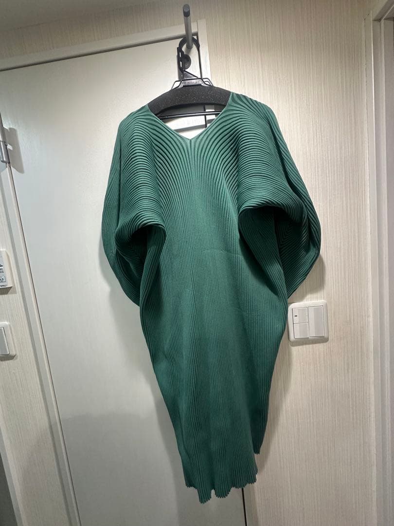 美品！イッセイミヤケISSEYMIYAKE 厚手プリーツチュニック　グリーン 2