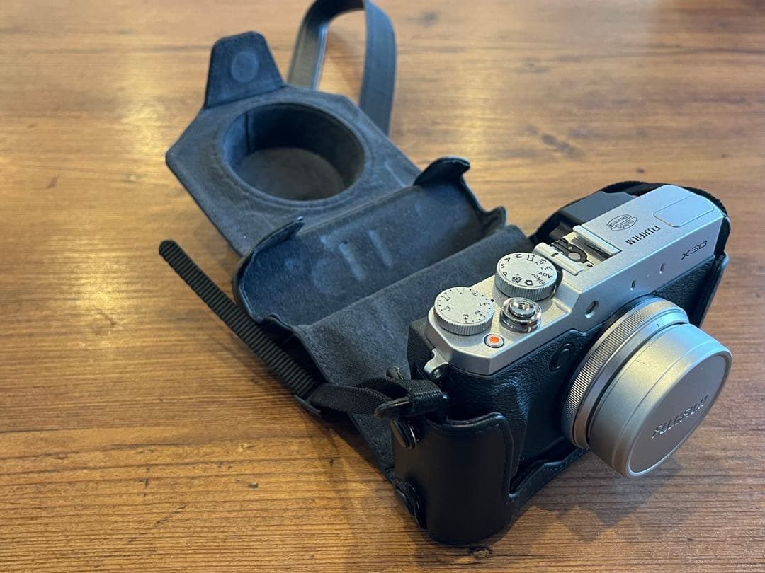 Fujifilm X30 シルバー　専用革ケース付き