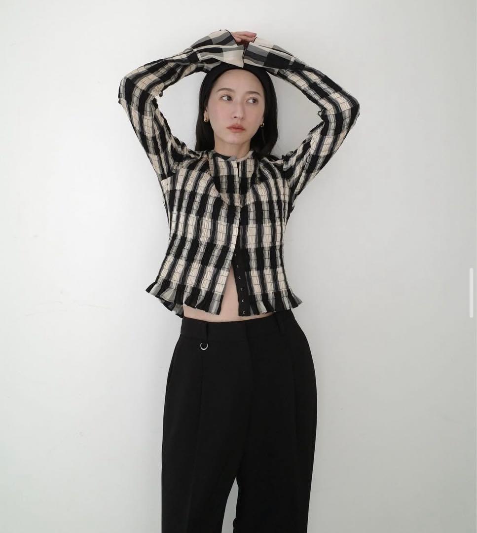 新品タグ付き　シャーリングデザインブラウス