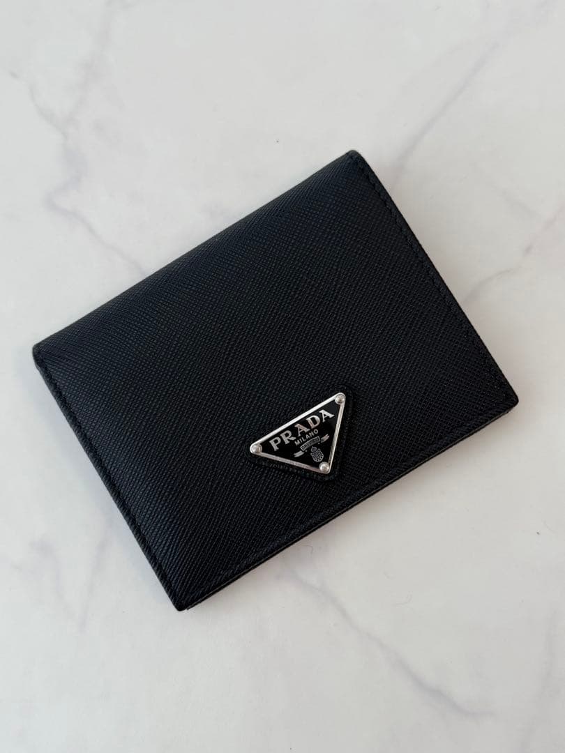 の*い様 PRADA ブラック 二つ折り財布　サフィアーノトライアングル