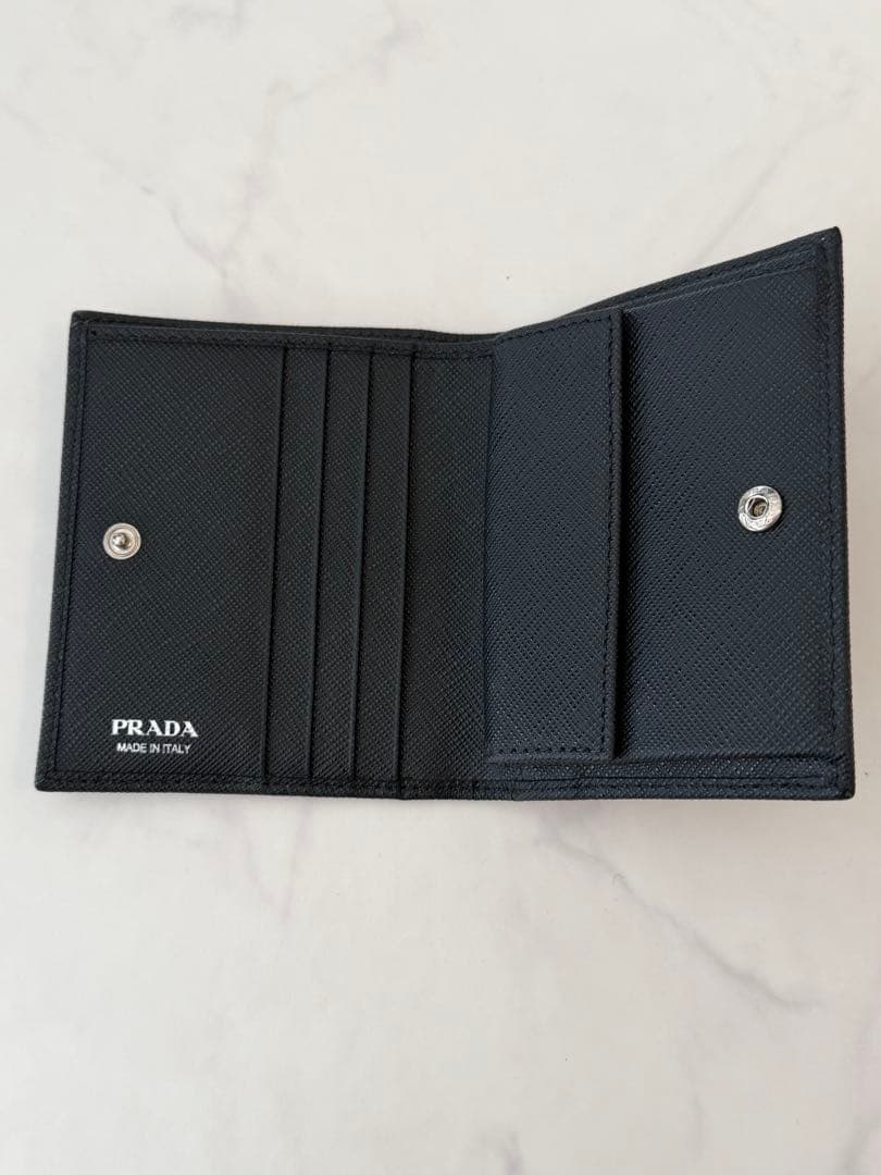 の*い様 PRADA ブラック 二つ折り財布　サフィアーノトライアングル