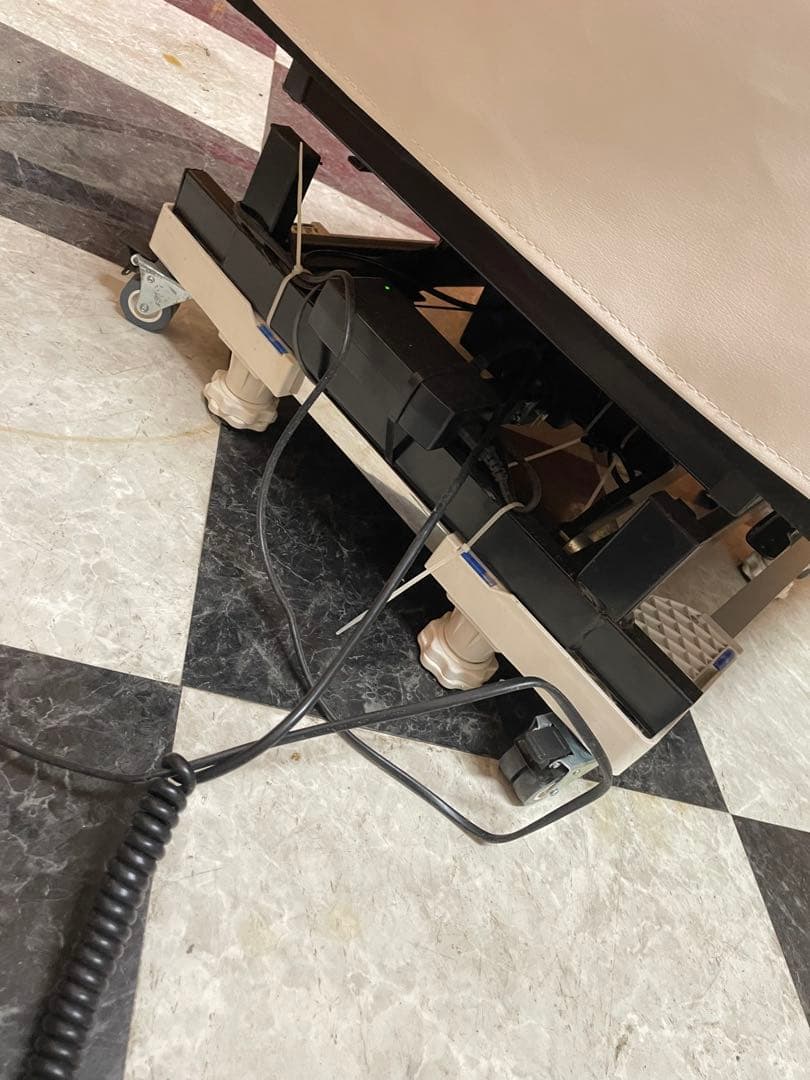 セブンビューティー　電動垂直昇降リクライニングチェア　オフホワイト