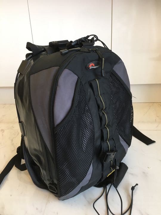 カメラリュック　完全防水　Lowepro Dry Zone 200