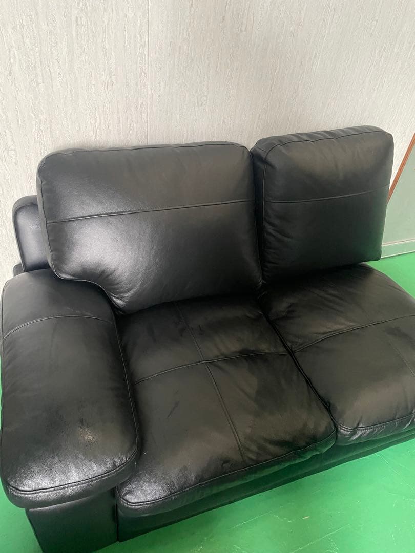 黒い合成皮革2人掛けソファ