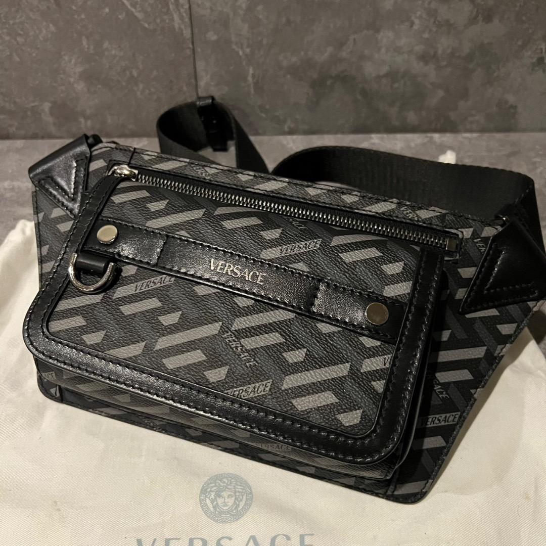 ⭐️VERSACE⭐️ ヴェルサーチ ロゴ総柄 ボディバッグ グレー ブラック