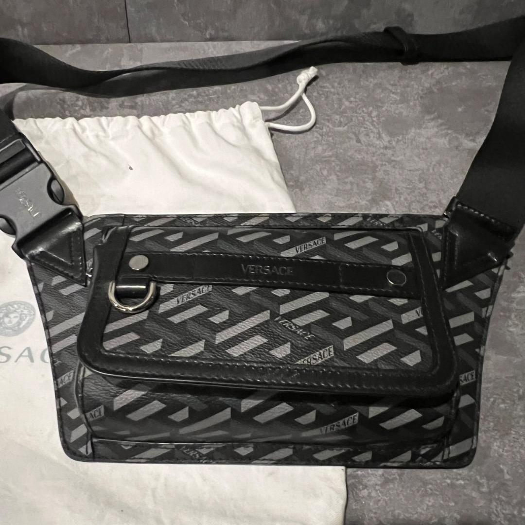 ⭐️VERSACE⭐️ ヴェルサーチ ロゴ総柄 ボディバッグ グレー ブラック