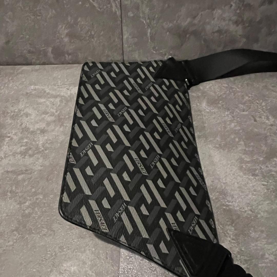 ⭐️VERSACE⭐️ ヴェルサーチ ロゴ総柄 ボディバッグ グレー ブラック
