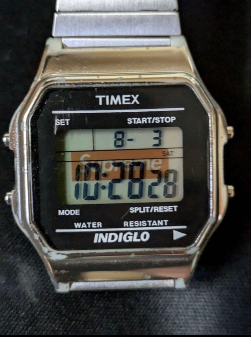モス　Supreme x Timex Digital Watch