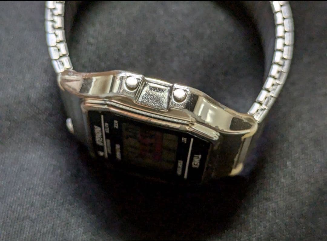 モス　Supreme x Timex Digital Watch