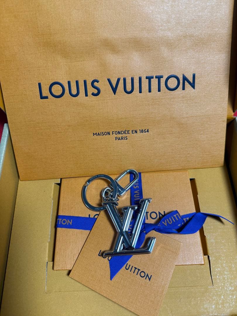 Louis Vuitton LVロゴキーホルダー