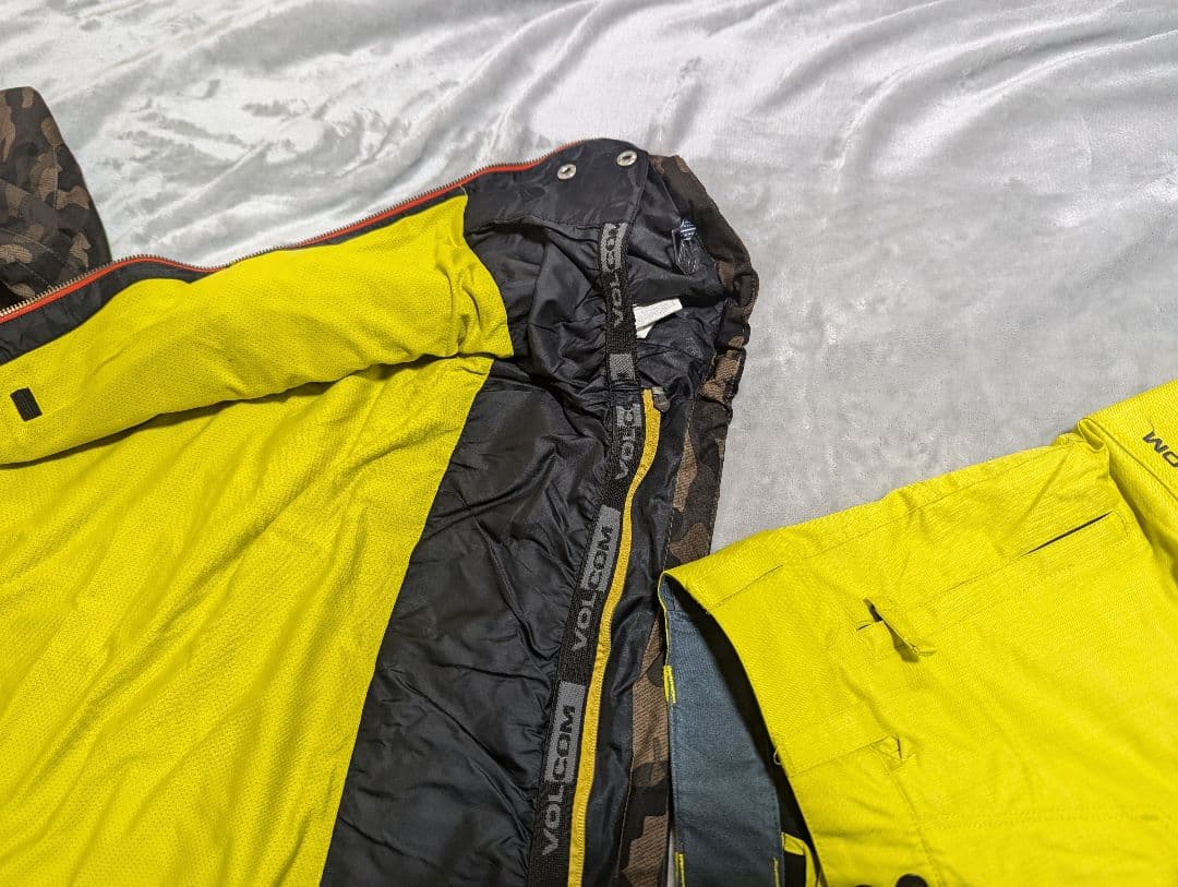 VOLCOM 子ども用スノーボードウェア迷彩