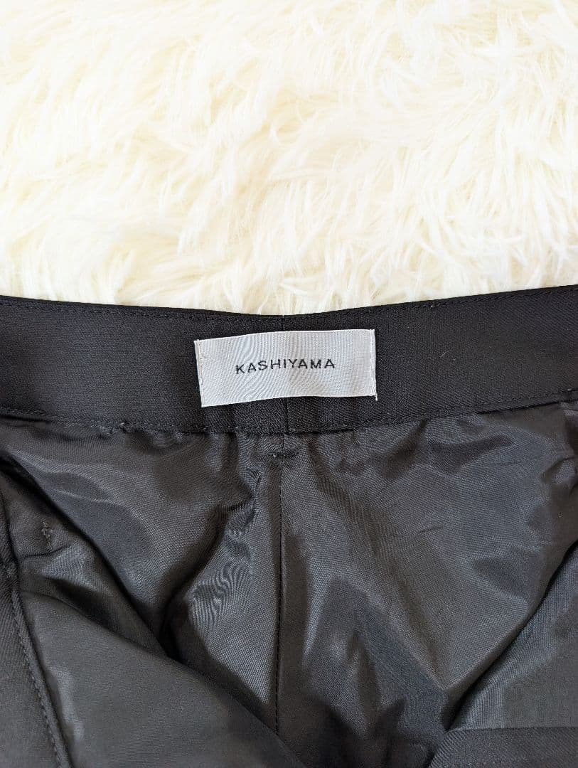 KASHIYAMA ノーカラー パンツ スーツ ブラック シングル ブレスト