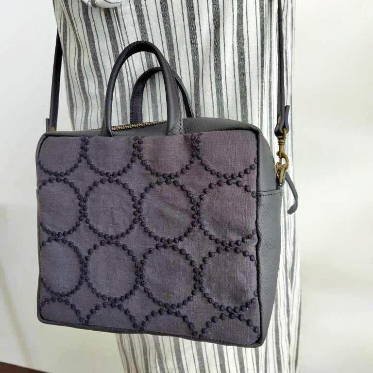 ミナペルホネン/2025tambourineタンバリンチャコール/スクエアー本革