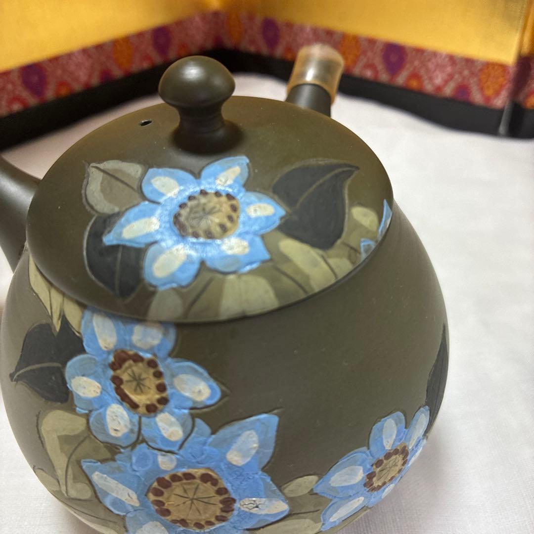 青い花柄の陶器ポット