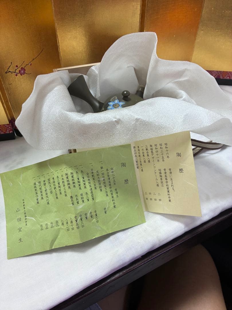 青い花柄の陶器ポット