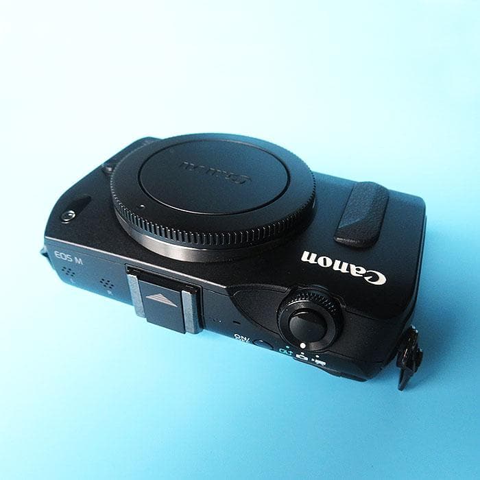 Canon EOS M ボディ ミラーレス 一眼レフカメラ 本体と付属品 動作品