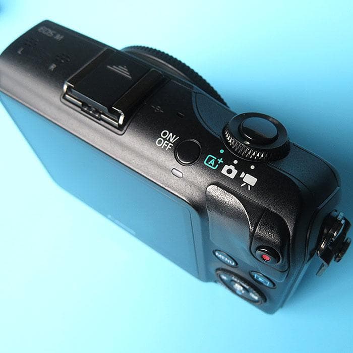 Canon EOS M ボディ ミラーレス 一眼レフカメラ 本体と付属品 動作品