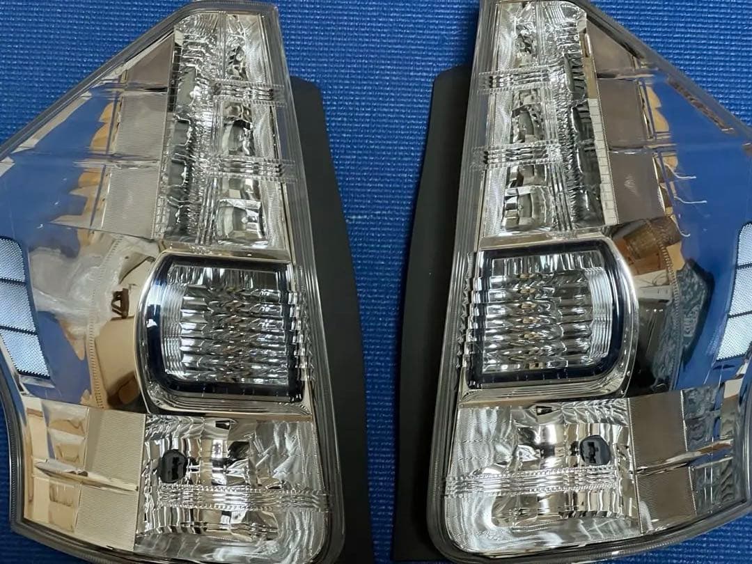 プリウスα 前期リアランプ　左右2個セット