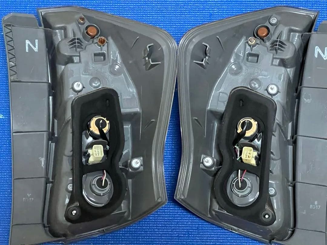 プリウスα 前期リアランプ　左右2個セット