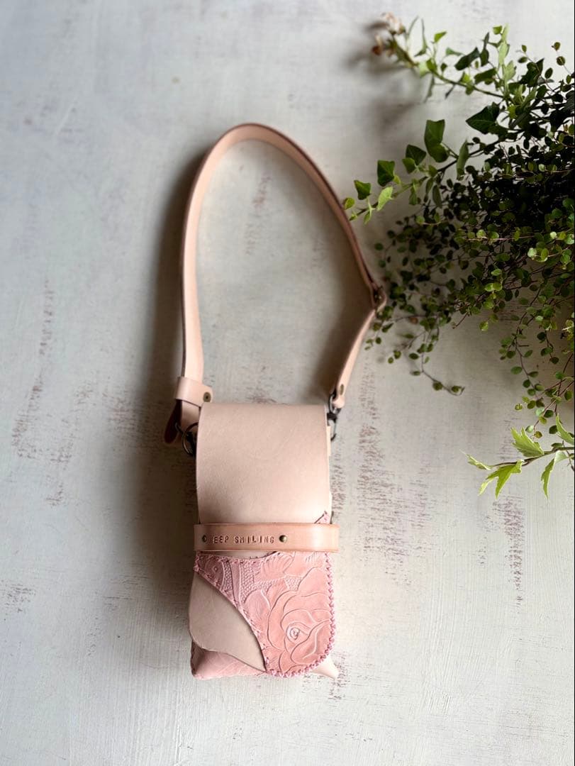 ヌメ革ナチュラル、ローズ型押しの蓋付きコンパクトシザーケース